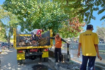 Pemkot Mataram berikan sanksi moral warga buang sampah ke sungai