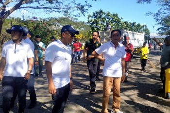 ASN ikut gotong royong membersihkan area bandara Lombok