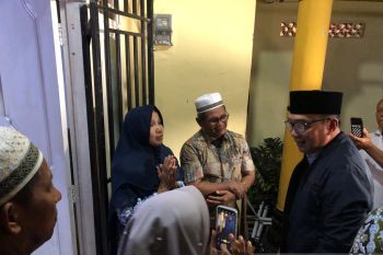 Ridwan Kamil kunjungi keluarga pelajar yang hanyut di Sungai Bangek Kota Padang