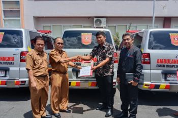 Dinkes Agam serahkan mobil ambulans dana Pokir dewan ke wali nagari