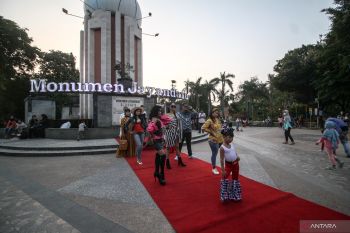 Peragaan busana di Alun-alun Sidoarjo
