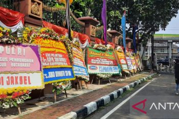 Karangan bunga dukung kasus Brigadir J dituntaskan banjiri Mabes Polri