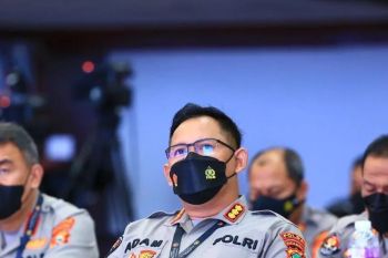 Petugas evakuasi 4 jasad korban pembantaian KKB