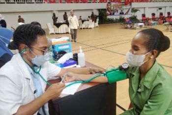 Anggota Persit Rem 172/PWY ikut donorkan darah  HUT ke-77 RI