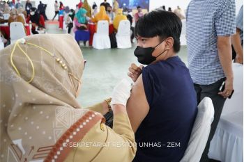 1.688 dosen dan tenaga kependidikan Unhas mengikuti vaksinasi booster satu