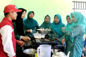 KKN Kebangsaan ajari kaum ibu pembuatan serundeng abon ikan