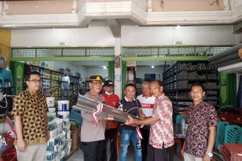 Polres Inhil bantu korban longsor di Desa Simpang Tiga Enok
