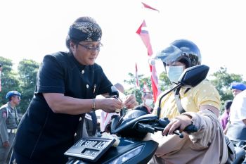 Pemkab Badung bagikan bendera merah putih