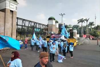 Massa buruh mulai mendatangi Gedung Parlemen di Senayan