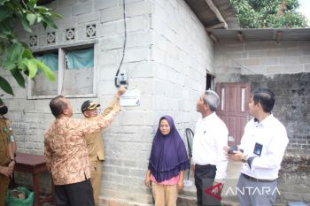 Bukti Negara Hadir, PLN Beri Bantuan Sambungan Listrik ke 77 Keluarga Kurang Mampu