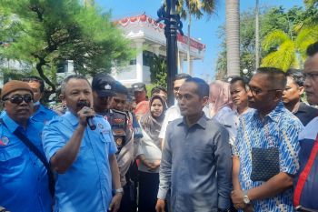 KSPSI gelar unjuk rasa tolak UU Cipta Kerja di DPRD Sumbar