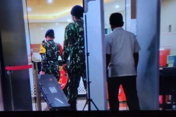 Dua anggota Brimob terlihat bawa koper ke Bareskrim