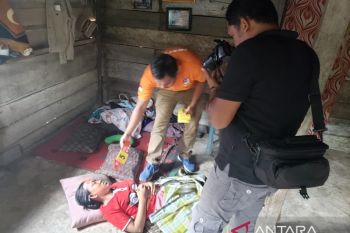 Polisi evakuasi jasad ibu muda gantung diri di atap rumah, diduga akibat himpitan ekonomi