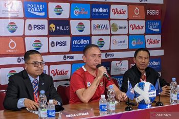 PSSI sebut tak terpuji suporter lempari pemain lawan