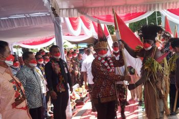 Mendagri membagikan Bendera Merah Putih di Kabupaten Merauke