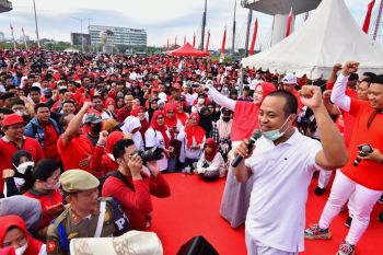 Gubernur Sulsel-ASN-pelajar lakukan jalan santai anti-'mager' di CPI Makassar