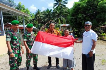 Untuk meriahkan HUT RI, Pemkab Pasbar bagikan bendera merah putih kemasyarakat