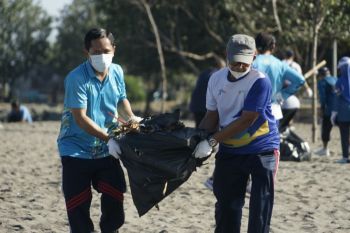 Ratusan karyawan PLN NTB bersihkan sampah Pantai Loang Baloq