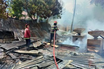 Sebuah gudang penyimpanan milik Bulog di Padang habis terbakar
