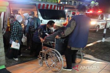 Satu haji asal Blora setiba di Tanah Air langsung dinaikkan ke ambulans