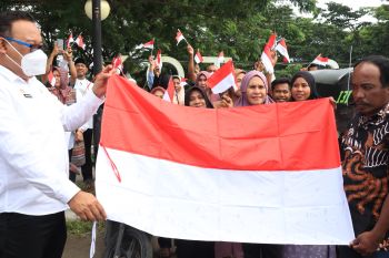 Pemprov Malut gerakkan pembagian bendera Indonesia di Sofifi