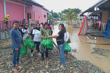 Relawan musisi Palu-Sigi salurkan bantuan kemanusiaan korban banjir Torue