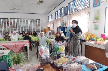 Dosen Keperawatan Unand gelar Penyuluhan Kewaspadaan Kanker Payudara pada siswi dengan Metode Virtual Reality