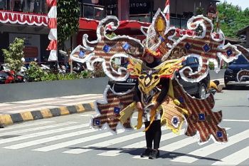 Ribuan warga Biak parade Nusantara untuk meriahkan HUT ke-77 RI