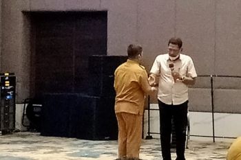 Kadis PUPR Biak Numfor kembalikan aset mobil dinas di hadapan Satgas KPK
