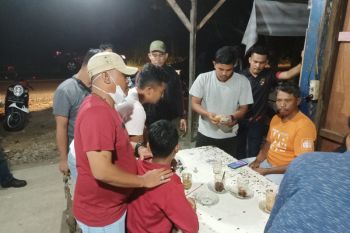 Asik bermain judi hingga larut malam, empat pria di Agam ditangkap polisi