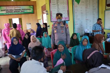 Momen HUT RI, Polres Pasbar-Jurnalis berkolaborasi berikan pengobatan gratis