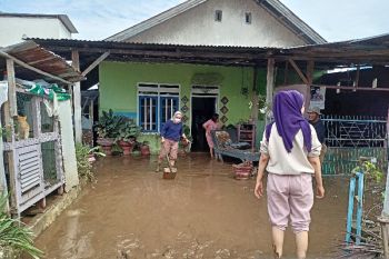 BPBD Parigi:  Relawan bersihkan rumah warga dari dampak banjir susulan