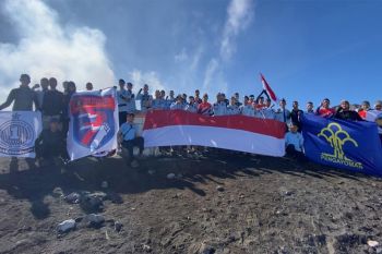 Bendera pengayom dan bendera HDKD 77 berkibar di Gunung Slamet
