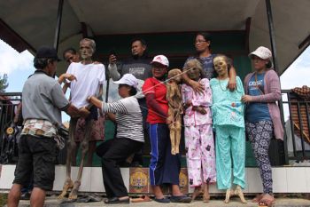 Warga Toraja menggelar ritual Manene