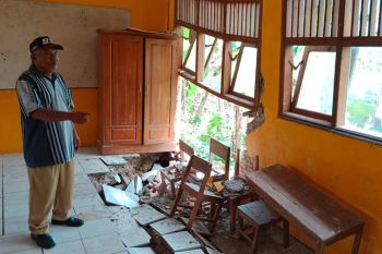 Ruang kelas SDN 2 Ciarus Banyumas rusak, siswa belajar di halaman