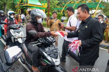Gubernur Ansar bagikan 1.500 bendera merah putih kepada pengendara