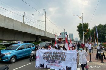Massa dari Aliansi Masyarakat Cinta Polisi bergerak menuju Mabes Polri
