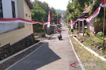 Warga Kudus kibarkan Merah Putih 1.444 meter