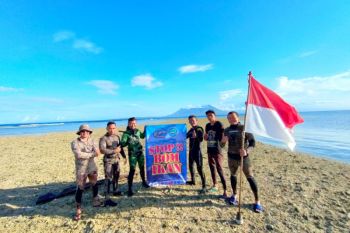 HUT ke-77 RI, komunitas penyelam Situbondo bentangkan spanduk "Stop Bom Ikan"