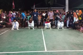Warga Simbaringin adakan lomba balap karung sambil berhelm