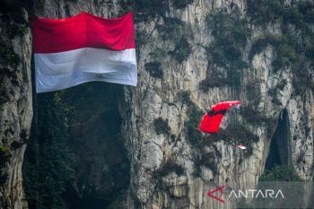 Aksi terjun payung saat pengibaran bendera
