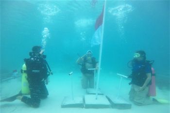 Komandan Lantamal IX pimpin upacara HUT RI di bawah laut Pulau Saparua