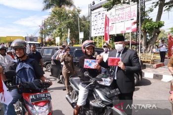 Wali Kota Solok bagikan bendera Merah Putih ke masyarakat