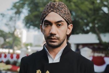 Begini tampilan Reza Rahadian saat hadiri HUT RI di Istana Negara