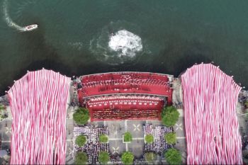 77 Bendera Merah Putih meliputi anjungan Pantai Losari pada HUT RI