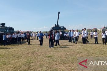 Kendaraan tempur TNI ramaikan HUT Kemerdekaan di Kabupaten Kupang