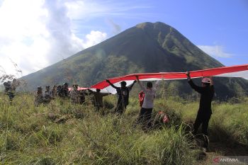 Kirab Bendera Merah Putih di Gunung Bekel