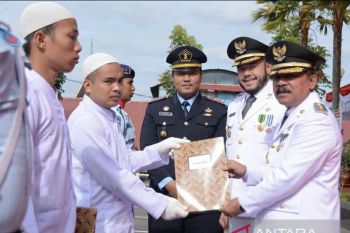 Wali Kota Fadly Amran serahkan surat remisi kepada WBP Rupajang