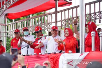 Gubernur Haris bernyanyi dangdut meriahkan karnaval HUT RI