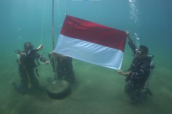 Lantamal VIII laksanakan upacara bendera di bawah laut peringati HUT ke-77 RI